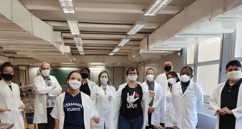 Professora Joana Cristina Neves de Menezes Faria (terceira da esquerda para a direita), do IFG, com pesquisadores do projeto “Dicionário de Sinalização Táctica de Mãos para Códigos e Terminologia Médica”, coordenado pela UFG Professora Joana Cristina Neves de Menezes Faria (terceira da esquerda para a direita), do IFG, com pesquisadores do projeto “Dicionário de Sinalização Táctica de Mãos para Códigos e Terminologia Médica”, coordenado pela UFG